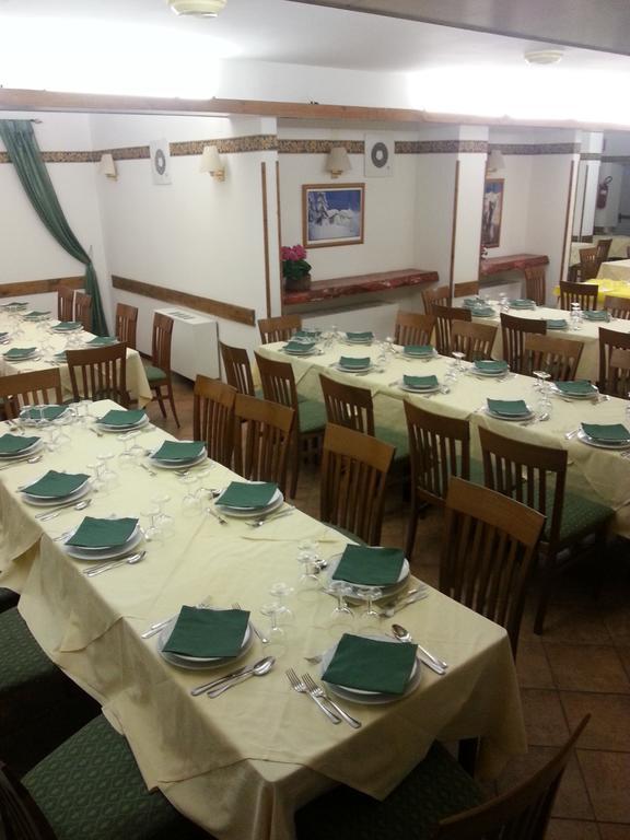 Hotel De La Telecabine Courmayeur Exteriör bild