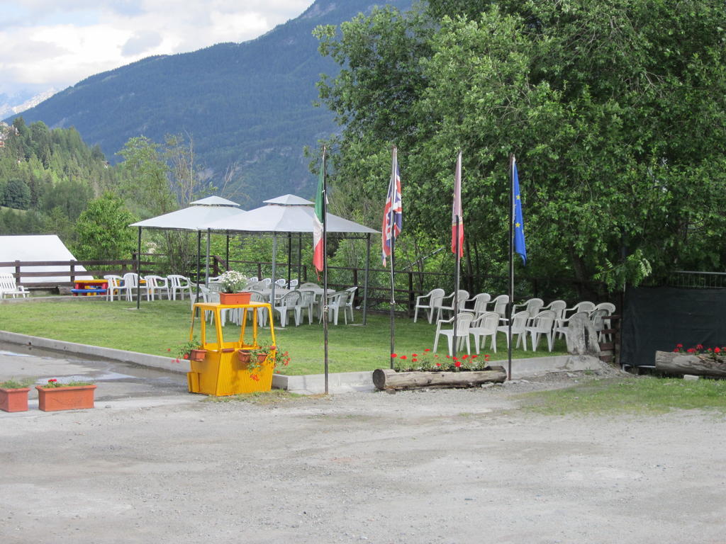 Hotel De La Telecabine Courmayeur Exteriör bild