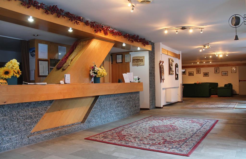 Hotel De La Telecabine Courmayeur Exteriör bild