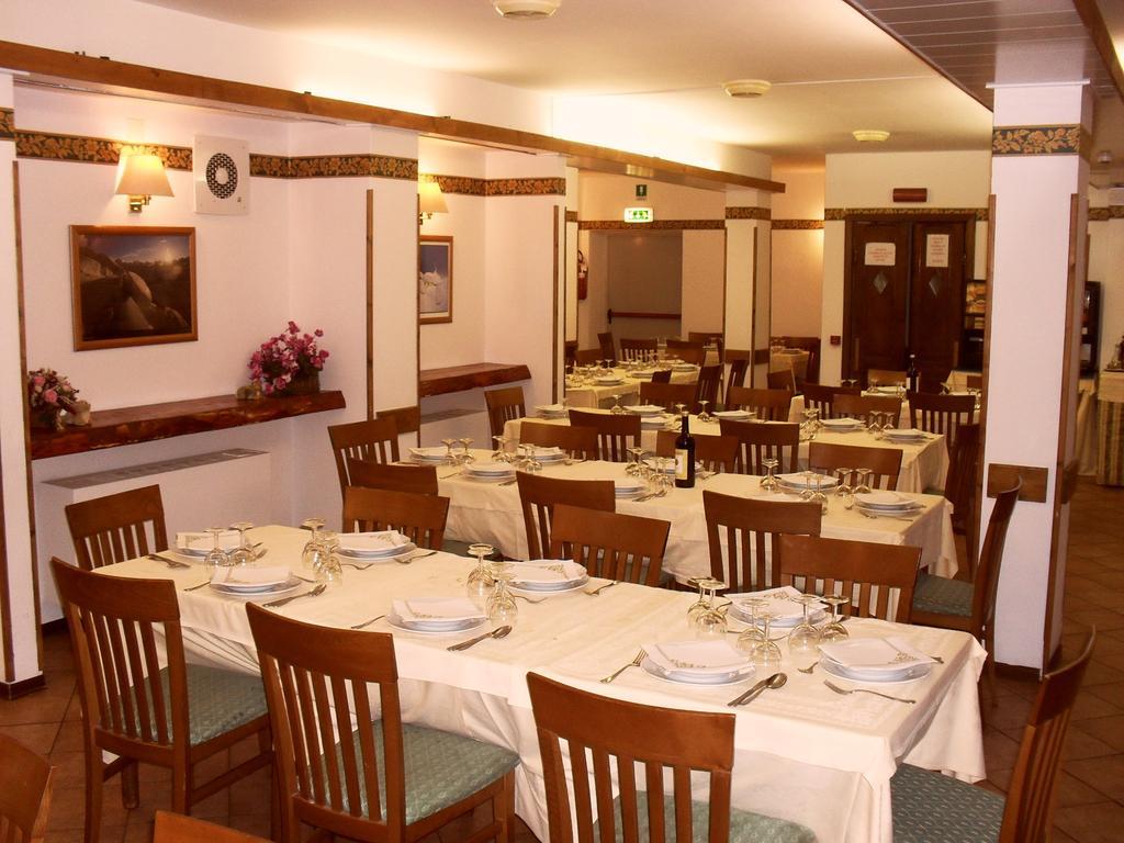 Hotel De La Telecabine Courmayeur Exteriör bild