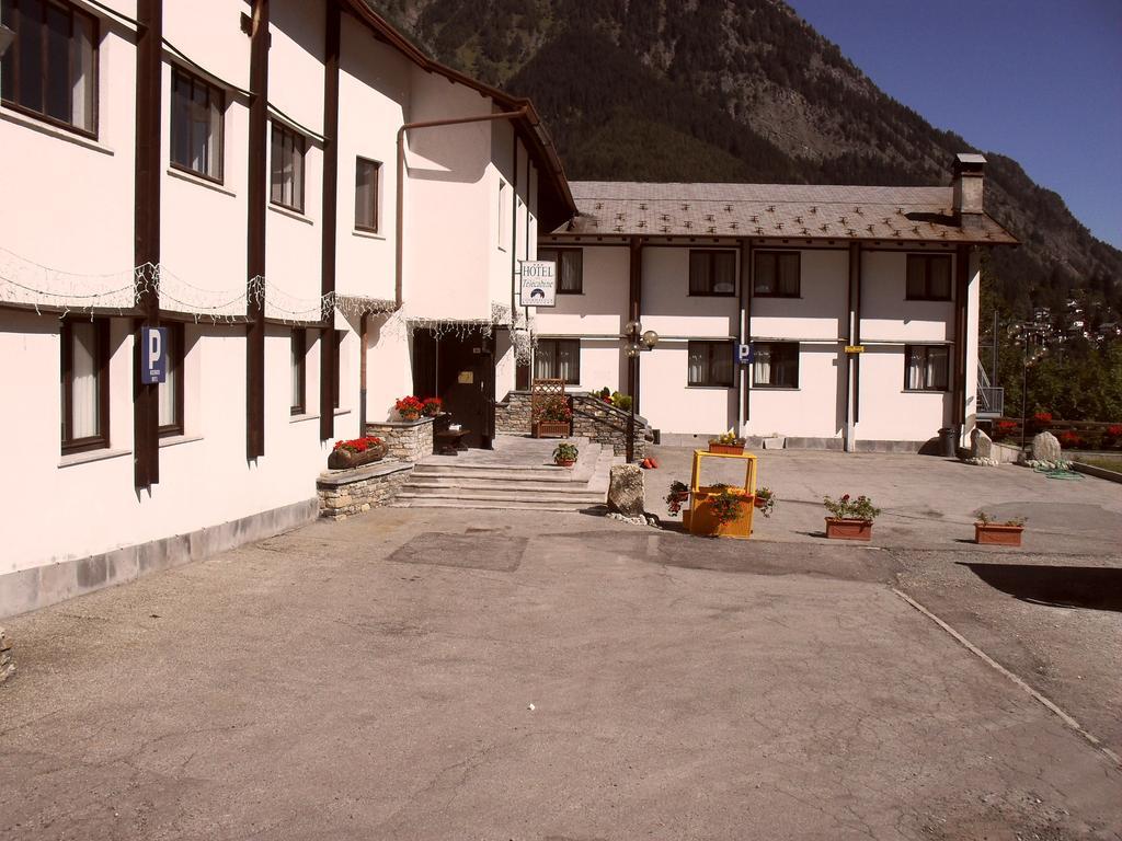 Hotel De La Telecabine Courmayeur Exteriör bild