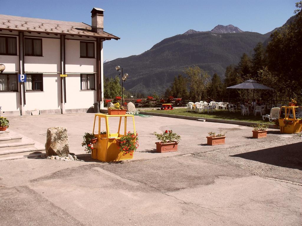 Hotel De La Telecabine Courmayeur Exteriör bild