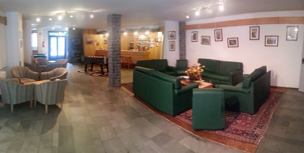 Hotel De La Telecabine Courmayeur Exteriör bild