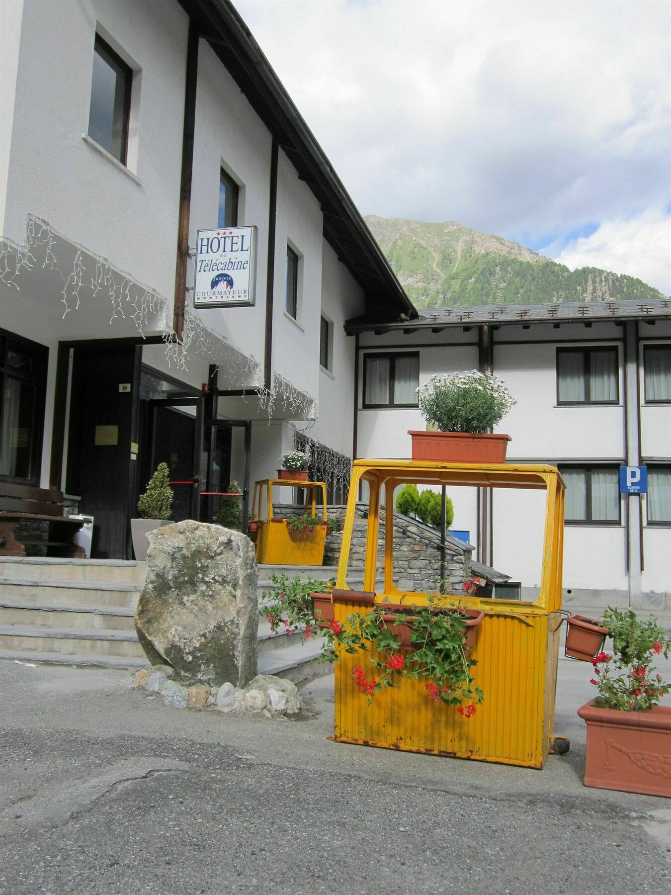 Hotel De La Telecabine Courmayeur Exteriör bild
