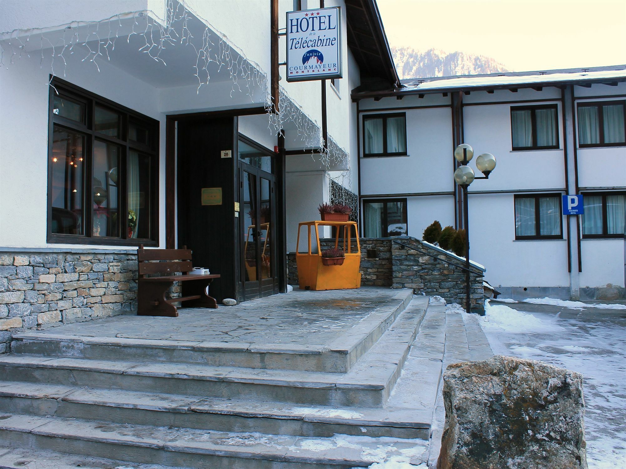 Hotel De La Telecabine Courmayeur Exteriör bild
